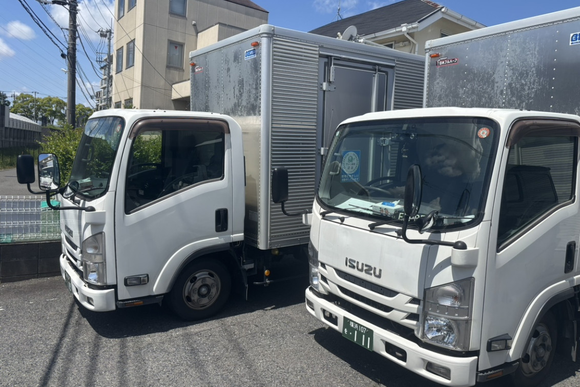 株式会社エムスリートランスポート｜4t車によるドラッグストアルート配送ドライバー募集｜日給15,000円以上・月収40万円超可能｜夜勤で渋滞ストレス少なめ｜カゴ台車配送で手積み手降ろし負担軽減｜未経験歓迎・正社員採用｜横浜市都筑区のドライバー求人｜ドライブエックス掲載