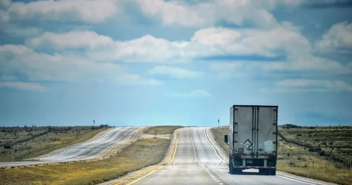 トラック運転手 年収 メインビジュアル