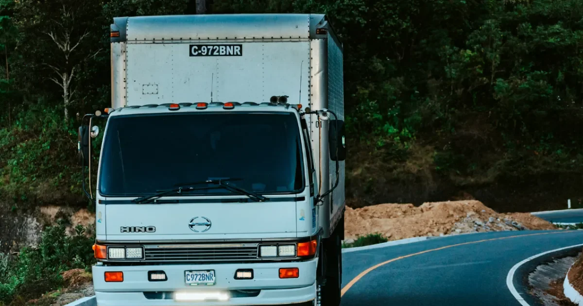 トラック運転手 一日 走行距離 メインビジュアル