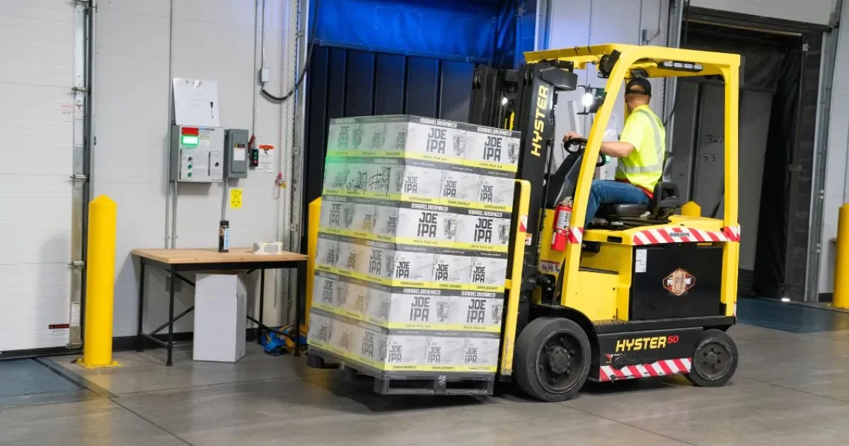 フォークリフト 給料 メインビジュアル