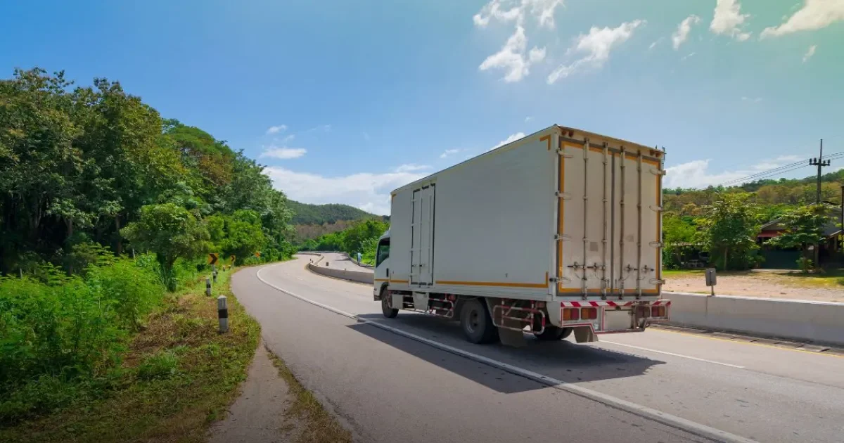 長距離トラック 年収 メインビジュアル